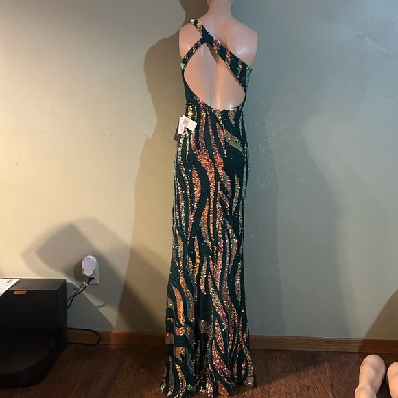 City Studios
Juniors' Sequin One-Shoulder Slit Gown NWT size 3/4 - Picture 11 of 11